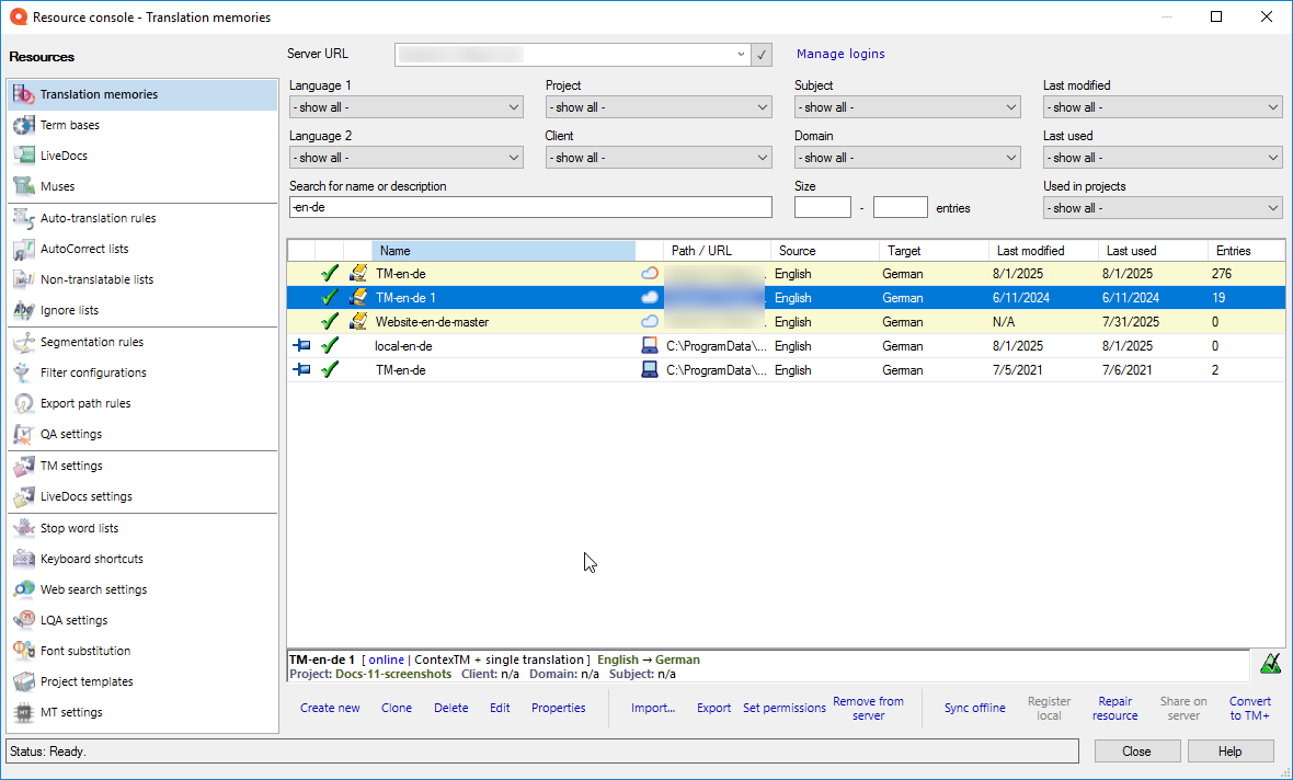 Fenster "Ressourcenkonsole" mit geöffneter Registerkarte "Translation Memories" mit Feld "Server URL", Link "Anmeldungen verwalten", Abschnitten für die Suche nach einem bestimmten Translation Memory über verschiedene Dropdown-Menüs wie Sprache 1, Sprache 2, Projekt, Kunde, Fachgebiet, Domäne, Zuletzt geändert, Zuletzt benutzt, Benutzt in Projekten. Darunter ist eine Liste der verfügbaren Translation Memories und funktionellen Schaltflächen wie Neu erstellen, Klonen, Löschen usw. Unten rechts sind die Schaltflächen Schließen und Hilfe.