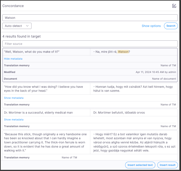 memoQ-Konkordanzfenster mit der Suchleiste oben, dem Dropdown-Menü für die Spracherkennung und der Schaltfläche Suchen. Darunter werden vier Ergebniskarten in der Zielsprache angezeigt. Jede Karte zeigt das übereinstimmende Ausgangs- und Zielsegment nebeneinander an, wobei die übereinstimmende Benennung hervorgehoben ist. Die Meta-Daten sind ausklappbar und enthalten den TM-Namen, den Dokumentnamen und das Änderungsdatum. Am unteren Rand des Fensters befinden sich Schaltflächen zum Einfügen des ausgewählten Textes und des Ergebnisses.