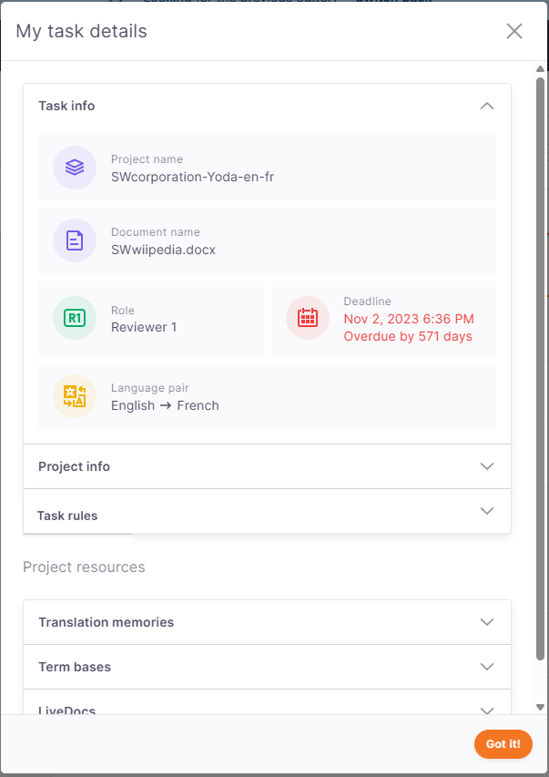 Das Fenster "Meine Aufgabendetails" von memoQ editor zeigt strukturierte Abschnitte: Informationen zur Aufgabe (Projektname, Dokumentname, Rolle, Liefertermin, Sprachpaar), gefolgt von ausklappbaren Abschnitten für Projektinformationen, Aufgabeneinstellungen und Projektressourcen (Translation Memories, Termdatenbanken, LiveDocs). Unten rechts befindet sich eine Schaltfläche "Verstanden".