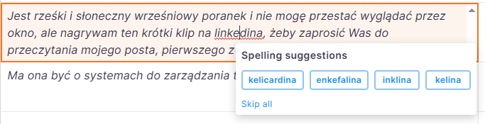 Segment de l’éditeur de traduction avec la fenêtre de suggestions d’orthographe ouverte.