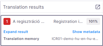 Résultats de traduction partie de memoQ montrant un résultat de mémoire de traduction avec les boutons d’Expand result et des métadonnées et le nom de la mémoire de traduction en bas.