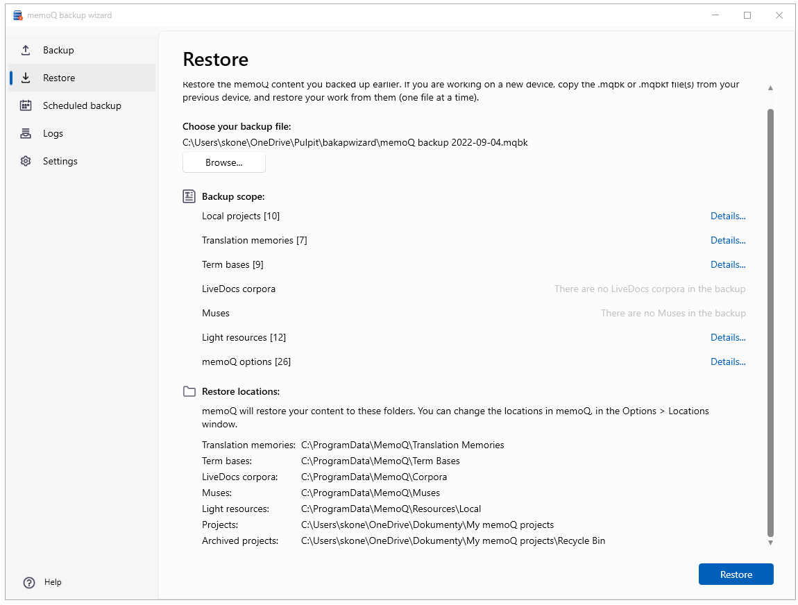 Fenster des memoQ-Sicherungsassistenten, das den Sicherungsbereich mit Daten über gesicherten Inhalt zeigt: lokale Projekte, Translation Memories, Termdatenbanken, LiveDocs-Korpora, Musen, allgemeine Ressourcen und memoQ-Optionen rechts sowie Schaltflächen zu Details links. Unten rechts ist die Schaltfläche "Wiederherstellen", unten links ein Link zur Dokumentation für diese Seite.