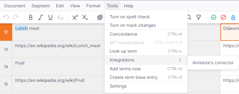 Ein Teil der Benutzeroberfläche von memoQ editor, der ein Textdokument zu Star Wars zeigt. Das Dropdown-Menü "Extras" ist geöffnet und enthält Optionen wie "Rechtschreibprüfung deaktivieren", "Änderungsverfolgung deaktivieren", "Konkordanz" (Strg+K), "Integrationen", "Einstellungen" und "Benennungen jetzt hinzufügen" (Strg+Q). Auf der rechten Seite listet eine Seitenleiste mit der Bezeichnung "Sprache" Fehler, Inkonsistenzen und unbekannte Wörter auf. Mehrere Wörter im Dokument sind unterstrichen, um auf Rechtschreib- oder Stilprobleme hinzuweisen.