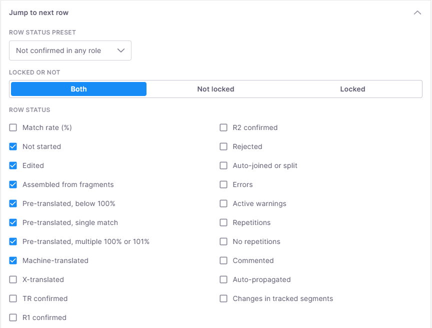 Ein Einstellungsbereich mit dem Titel "Zur nächsten Zeile springen", in dem Filter für den Zeilenstatus angezeigt werden. Das Bedienfeld enthält eine Dropdown-Liste für den Zeilenstatus mit der Voreinstellung "In keiner Rolle bestätigt", einen Umschalter für "Gesperrt" oder "Nicht gesperrt", bei dem "Beide" ausgewählt ist, sowie eine Liste von Kontrollkästchen für den Zeilenstatus in zwei Spalten. Zu den ausgewählten Statusoptionen zählen "Nicht begonnen", "Bearbeitet", "Von Fragmenten zusammengefügt", "Vorübersetzt unter 100%", "Vorübersetzt mit einem Treffer", "Vorübersetzt mit mehreren 100%- oder 101%-Treffern" sowie "Maschinell übersetzt". Weitere verfügbare Statusoptionen umfassen: Trefferquote, Dokumentenbasiert vorübersetzt, Bestätigt durch ÜS, ÜP1 oder ÜP2, Abgelehnt, Automatisch zusammengefügt oder geteilt, Fehler, Aktive Warnungen, Wiederholungen, Keine Wiederholungen, Kommentiert, Auto-Propagiert und Änderungen in nachverfolgten Segmenten.