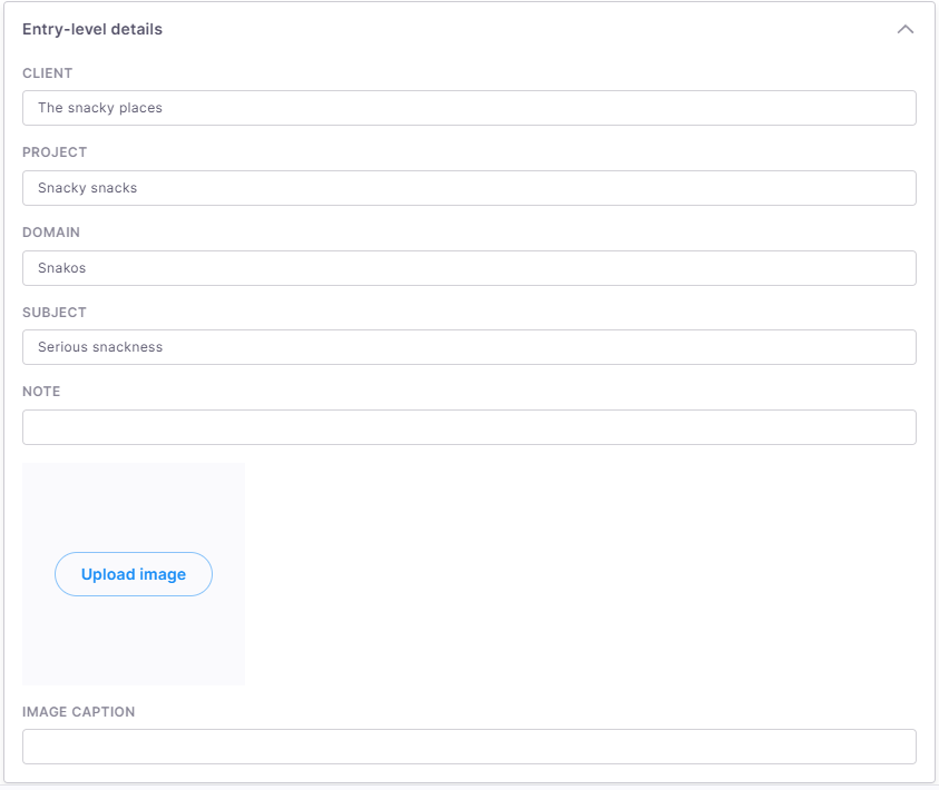 Le formulaire Web de détails de niveau d’entrée avec des champs pour Client, Projet, Domaine, Sujet, Note et Légende de l’image. Les exemples d’entrées incluent « The snacky places », « Snacky snacks », « Snakos » et « Serious snackness ». Le formulaire comprend également un bouton « Télécharger une image » et un en-tête de section rétractable en haut.